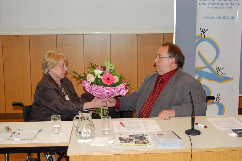 Obmann Josef Schoisengeyer dankt Hermi Kraft für ihre langjährige Tätigkeit im Vorstand und überreicht Blumen.
