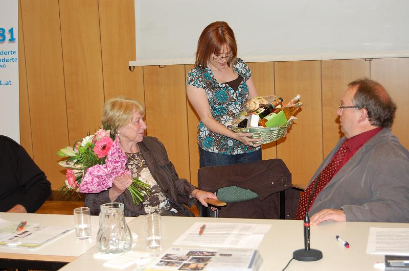 Silvia Scholz überreicht einen Geschenkkorb.