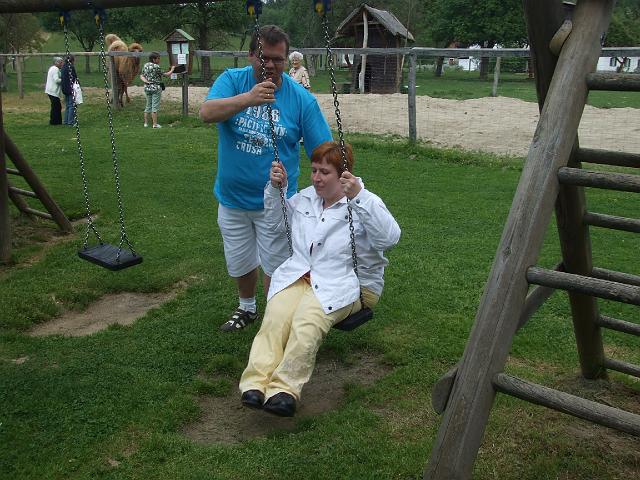 Maria und Martin beim Schaukeln.