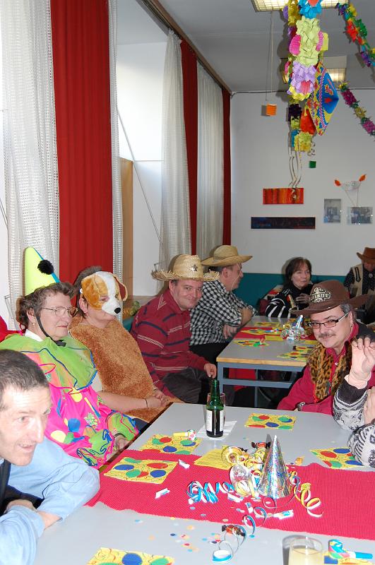Blick über die anwesenden Gäste bei der Faschingsfeier.