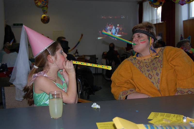 Elfe und Häuptlingsfrau beim Luftrüssel-Spiel.