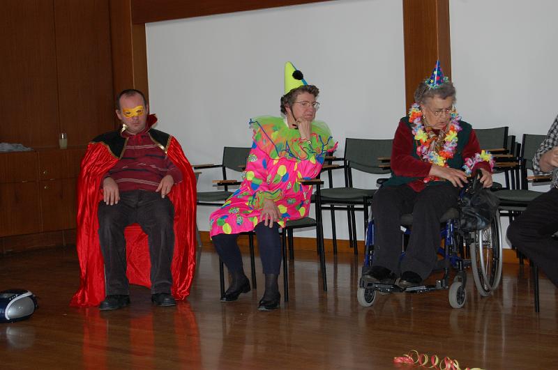 Bei den Tänzen im Sitzen waren auch Gerhard, Otti  und Brigitte dabei.
