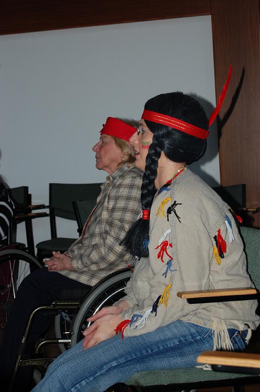 Indianermädel Silvia und Hermi passen gut auf.