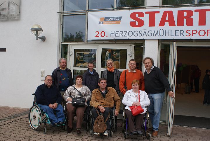 Ankunft in Herzogsägmühle des Club 81, v. l. n. r: Josef Schoisengeyer (Obmann Club 81), Lothar Kloimstein, Waltraud Schoisengeyer, Johann Riesenhuber, Franz Zichtl, Doris Kloimstein (Kath. Bildungswerk), Martin Stern, Maria Stern und der EU-Projektleiter aus Herzogsägmühle.