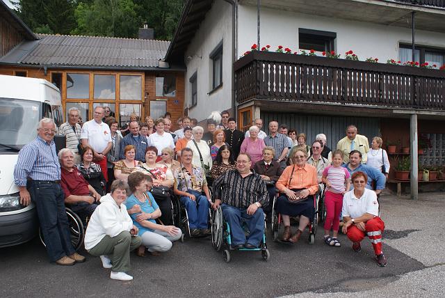 Gruppenfoto vor dem Mineralienmuseum