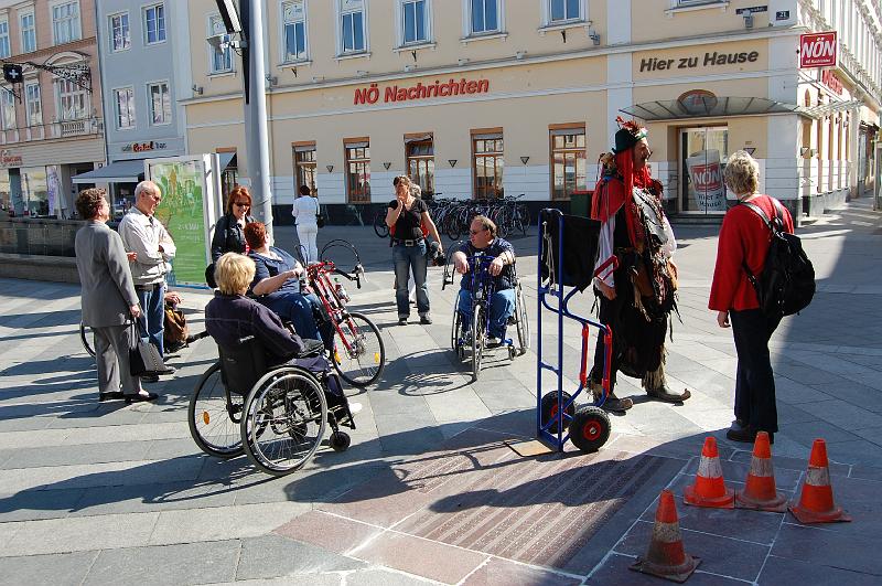 Die TeilnehmerInnen versammeln sich vor dem Rathaus.