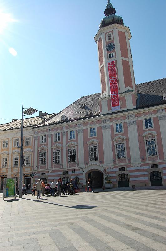 Das Rathaus präsentiert sich bei schönstem Wetter.