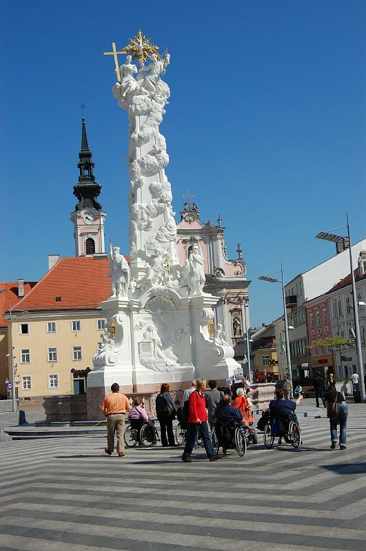 Vor der Pestsäule erklärt uns der Harlekin was früher am heutigen Rathausplatz alles los war.