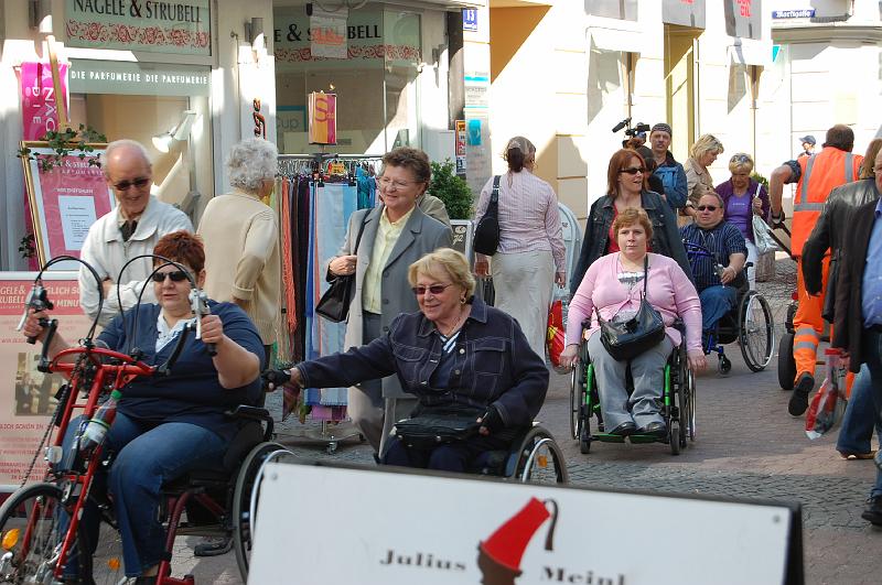 durch die belebte Fußgängerzone