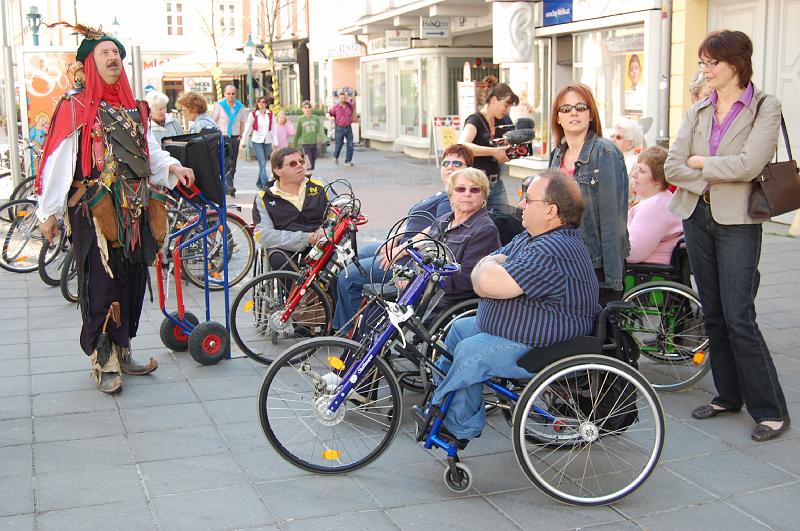 Am kleinen Markt am Herrenplatz wieder Erklärung der alten Häuser.