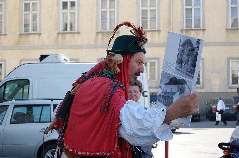 Alte Fotografien werden angeschaut.