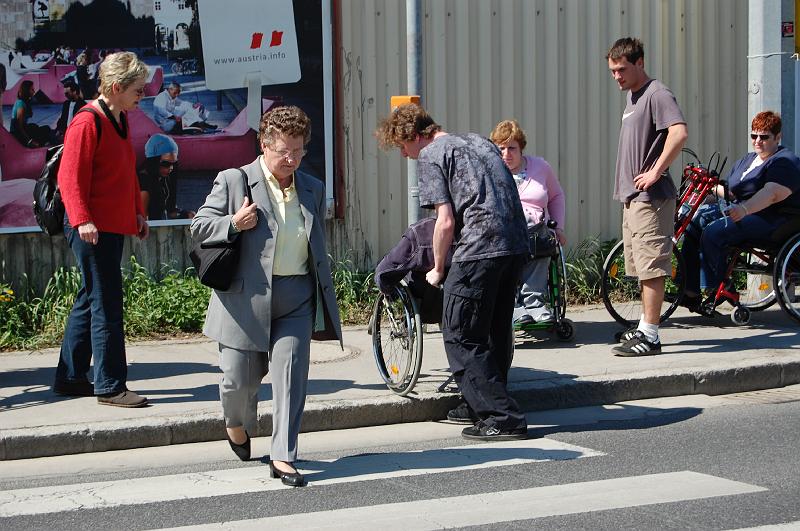 Keine Abschrägung vorhanden. Passanten sind behilflich mit dem Rollstuhl gut über die Straße zu kommen.